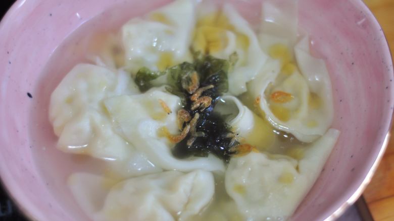 鳕鱼大馄饨,捞出后,在碗里加入盐、虾皮、香油调味。