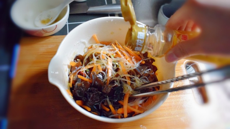凉拌木耳胡萝卜粉丝,加几滴<a style='color:red;display:inline-block;' href='/shicai/ 847'>香油</a>,并搅拌均匀。可以尝一下咸淡,如果觉得不够咸,可以放少许的盐哦!