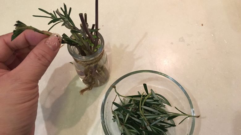 砂糖橘风味烤鸡,迷迭香洗净剥下叶子备用,粗梗插瓶当装饰…