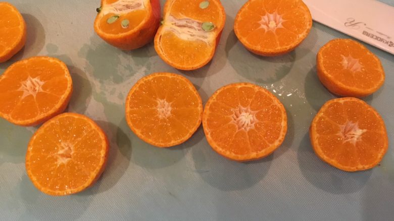 砂糖橘风味烤鸡,砂糖橘洗净对半切,感觉横切美一点。