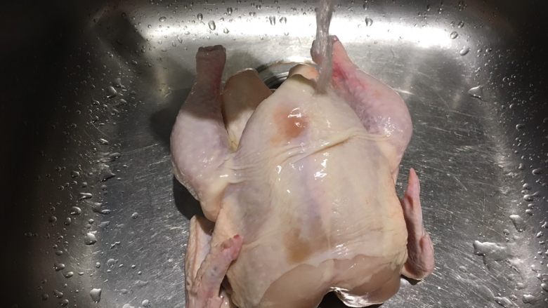 砂糖橘风味烤鸡,洗净沥干,记得体腔内的淤血要清干净。