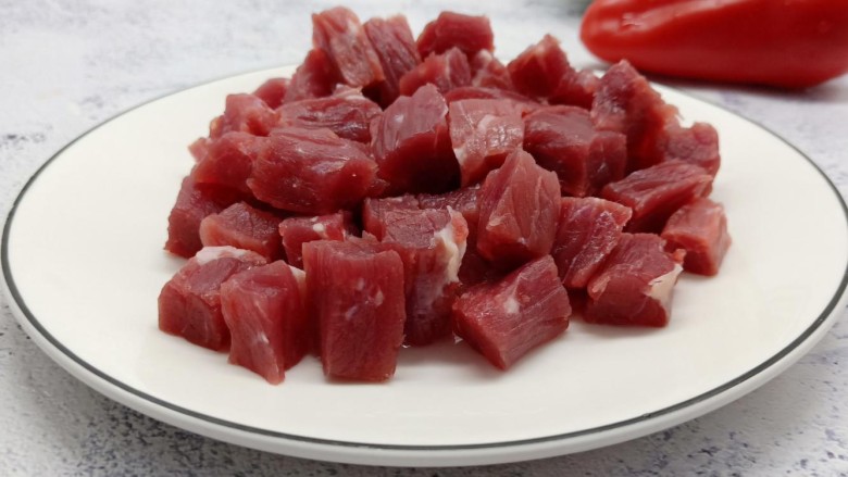 秘制烧烤牛肉串,<a style='color:red;display:inline-block;' href='/shicai/ 216'>牛肉</a>先顺着纹路切长条、再切小粒。