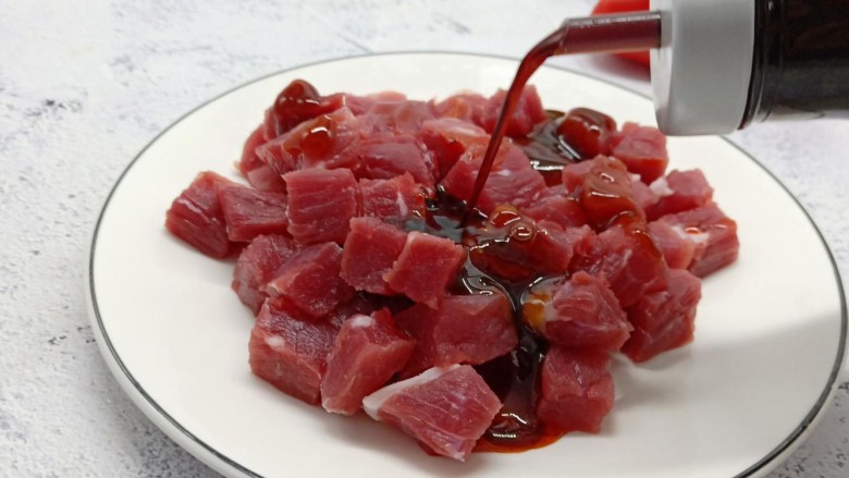秘制烧烤牛肉串,加生抽、细盐(口味重的可以再多加一点盐)
