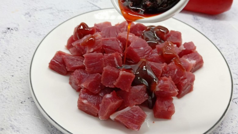 秘制烧烤牛肉串,加辣椒酱、红红的辣椒油看着就心动了!