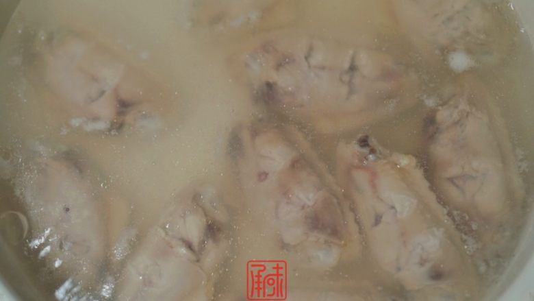 承味秘制板栗鸡,腌制好的翅中,焯水。