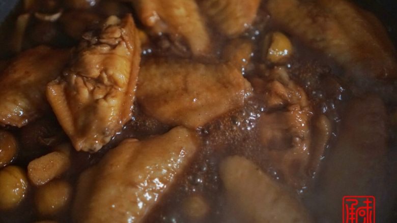 承味秘制板栗鸡,继续翻炒等待慢慢入味,大概20分钟左右,收汁盛出即可。