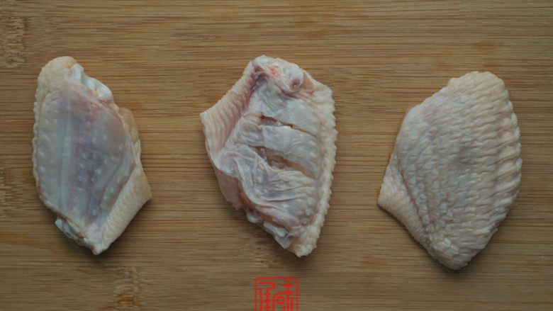 承味秘制板栗鸡,在翅中翅里的位置割两刀,方便入味。