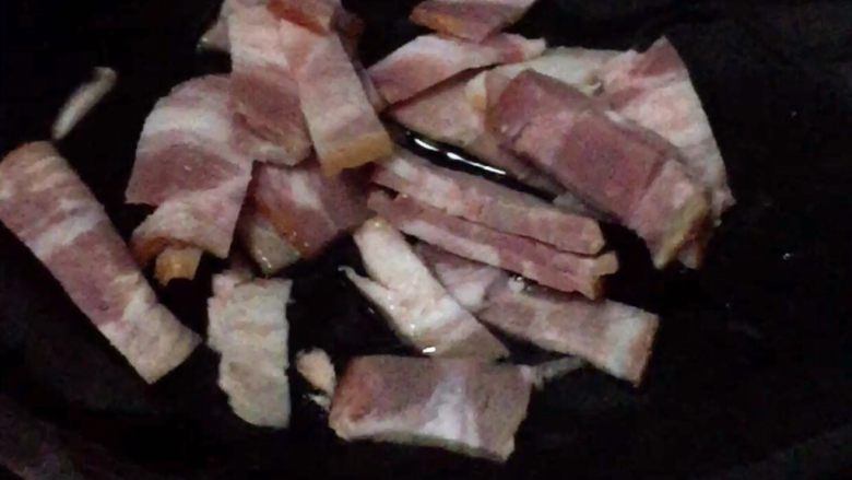培根炒胡萝卜白菜,油锅烧热,放入培根煸炒片刻