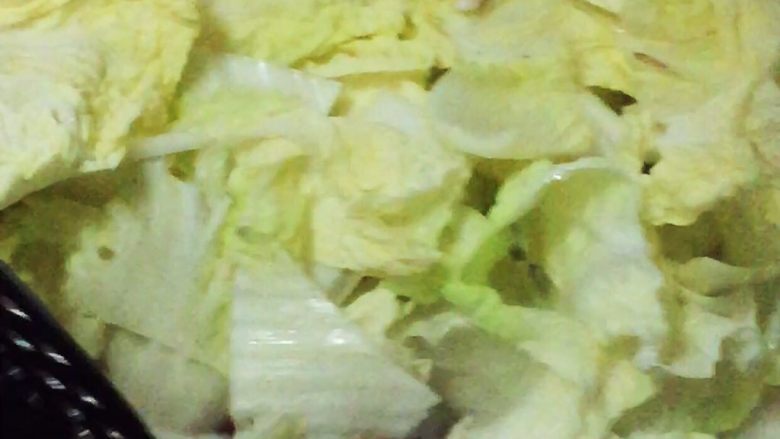 培根炒胡萝卜白菜,放白菜翻炒片刻