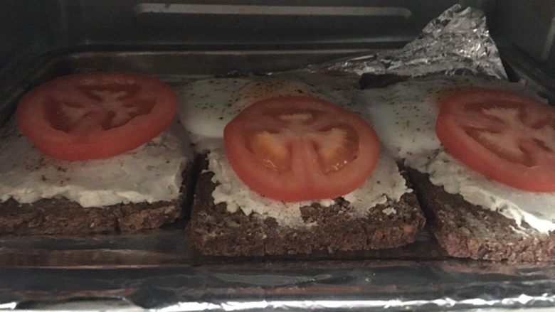 芋泥三明治🥪,4️⃣ <a style='color:red;display:inline-block;' href='/shicai/ 59'>番茄</a>🍅洗净切片,码到烤好的吐司片上,继续烤5-10分钟。(上面烤完了还是溏心有点流动的状态,这次烤的时间看大家要什么样的鸡蛋吧~自己观察即可。)