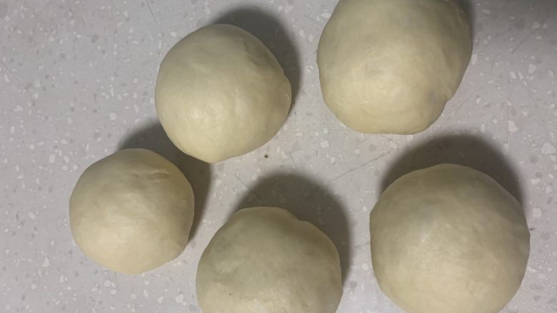 香葱芝士牛肉肠面包,面团排气整形后,平均分成5份,搓成圆球。