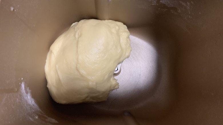 香葱芝士牛肉肠面包,用后油法揉面,即除椰子油之外,一次性将所有原材倒入面包机,用后油法揉面。按糖、盐、酵母、牛奶、鸡蛋等顺序倒入,即先干粉后液体,且糖、酵母、盐、液体分别放四个角落,有利于面粉充分吸收酵母、发酵顺利。
