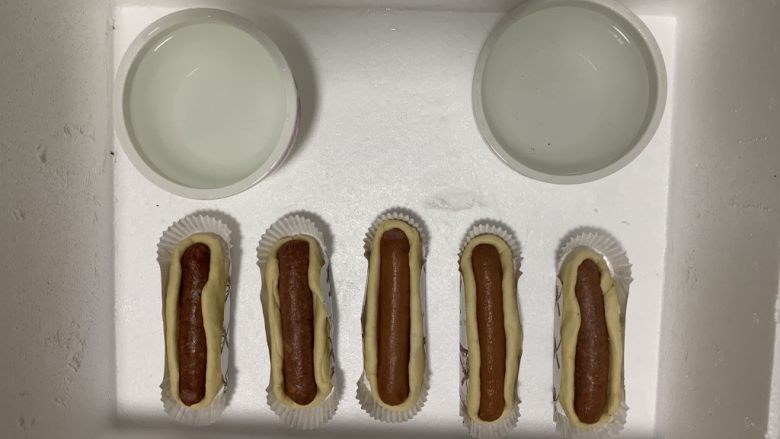 香葱芝士牛肉肠面包,模具的面团放在温暖湿润处密封发酵30分钟左右,我是放在泡沫箱子里,边上放上几碗热水,密封发酵,效果不错。