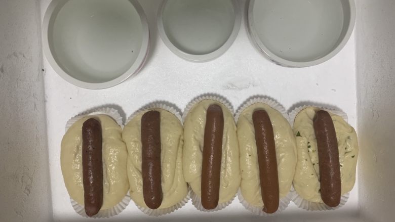 香葱芝士牛肉肠面包,发酵至面团膨胀两倍大,用手指轻轻按压一下面皮能回弹,二发就完成了。