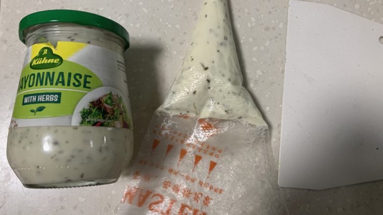 香葱芝士牛肉肠面包,将蛋黄酱装入裱花袋。我选择冠利品牌蛋黄酱,口感好、绿色食品,营养健康。