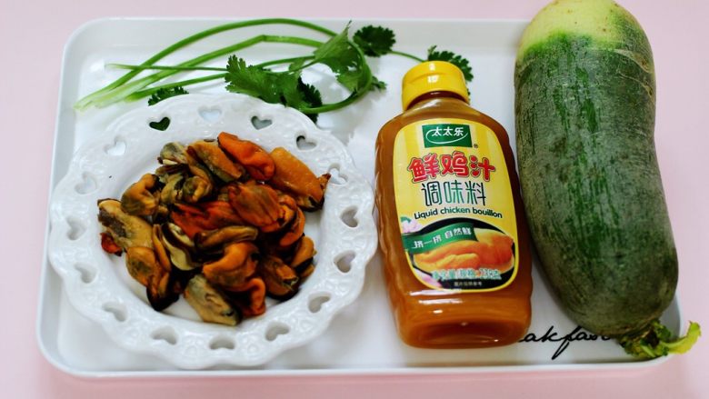 鲜掉眉毛的鸡汁蒸萝卜海虹,首先备齐所有的食材,海虹肉提前摘洗干净后煮熟扒出肉来备用。