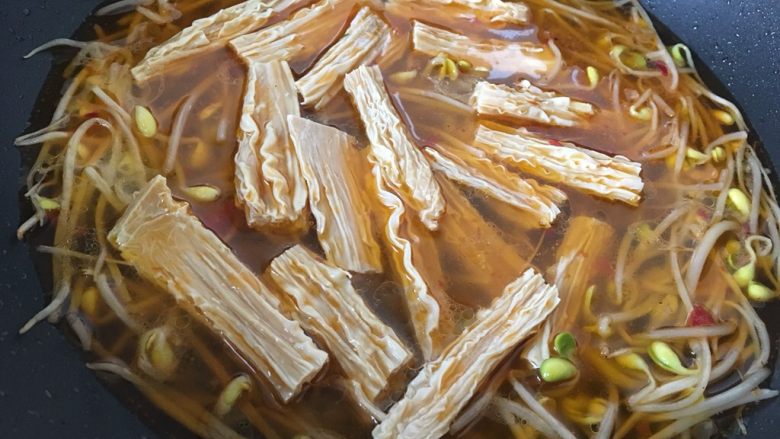 麻辣豆芽炒鸭血,放入泡好的腐竹,翻炒均匀,小火炖上三分钟。
