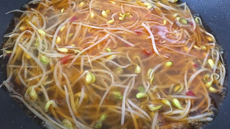麻辣豆芽炒鸭血,加入一大碗高汤和一点点<a style='color:red;display:inline-block;' href='/shicai/ 10588'>糖</a>,大火烧开。