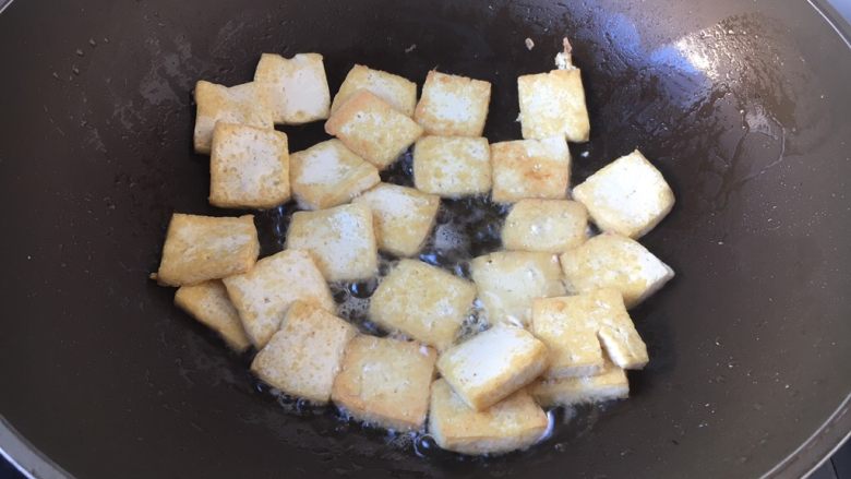 豌豆鲜鸡汁烧豆腐,热锅凉油(2勺),放入豆腐,将豆腐的两面都煎成浅浅的金黄色。