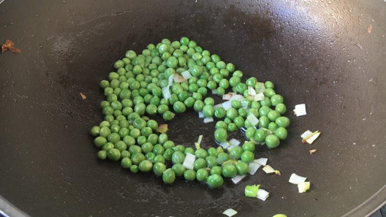 豌豆鲜鸡汁烧豆腐,放入豌豆,翻炒均匀。