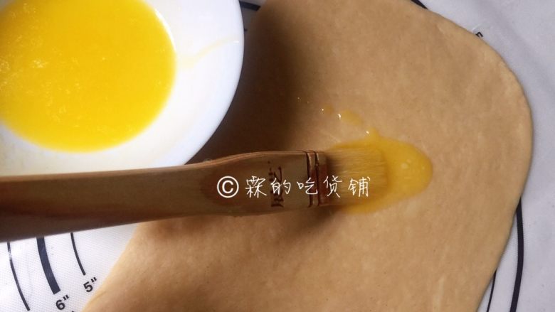 肉桂面包卷,黄油20g,熔化成液体后,刷在面片表面。