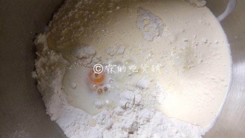 肉桂面包卷,再把除<a style='color:red;display:inline-block;' href='/shicai/ 887'><a style='color:red;display:inline-block;' href='/shicai/ 887'>黄油</a></a>外的所有液体,放入桶里,搅拌均匀。