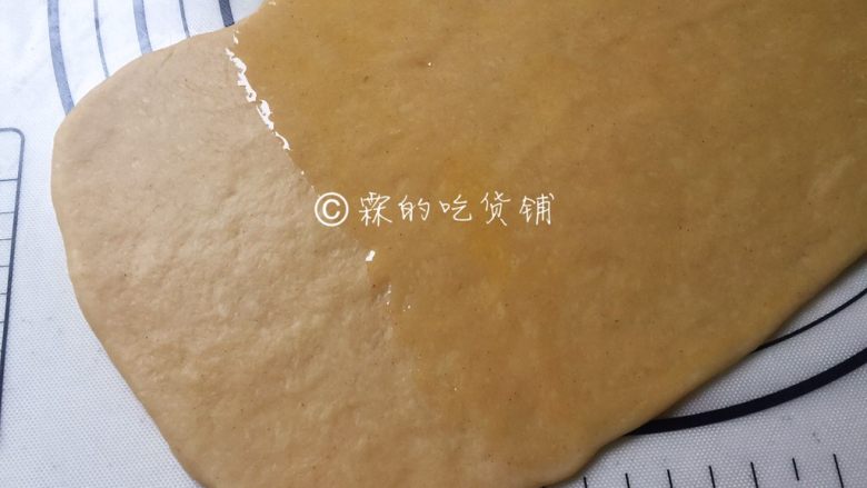 肉桂面包卷,最前面留一小段不要刷。