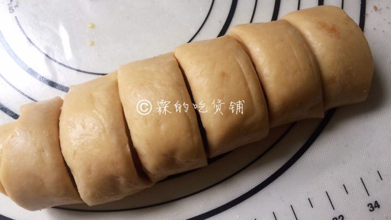 肉桂面包卷,卷好后,切成12份。