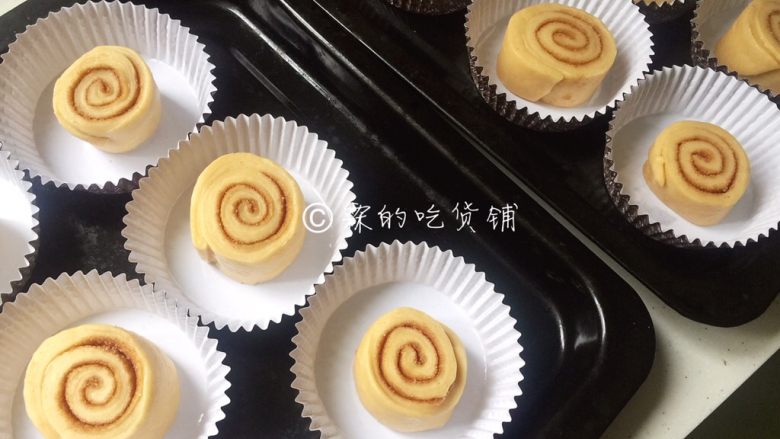 肉桂面包卷,准备进行二发,如果是烤箱发酵的话,记得在烤箱内放一碗热水。