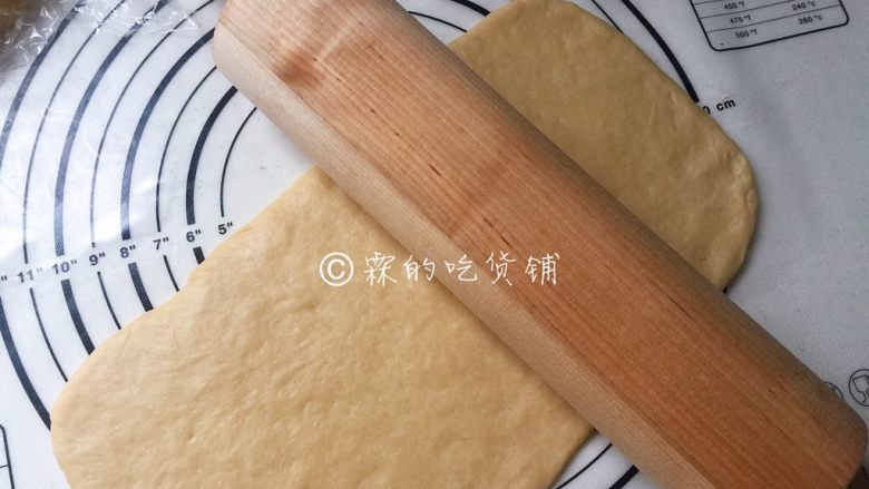 肉桂面包卷,随后用擀面杖擀成长方形（可以把面团一分为二，更便于操作）。