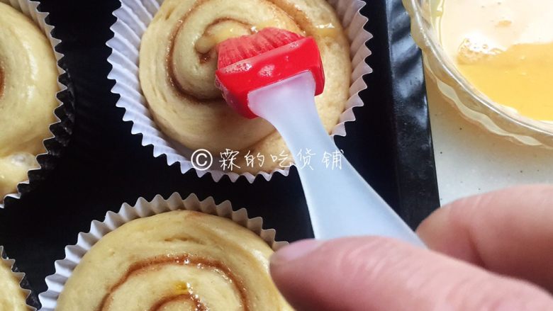 肉桂面包卷,预热烤箱,面团表面刷上全蛋液,180度,10分钟(具体的时间、温度,还请根据自家烤箱灵活设定)。