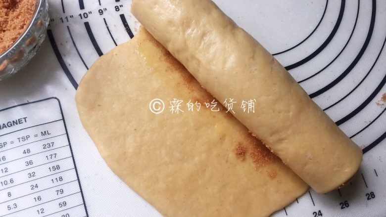 肉桂面包卷,然后从另一边开始卷过来。