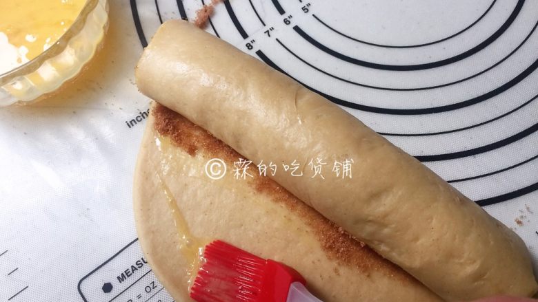 肉桂面包卷,没涂黄油的一端可以刷一点全蛋液,帮助粘合。
