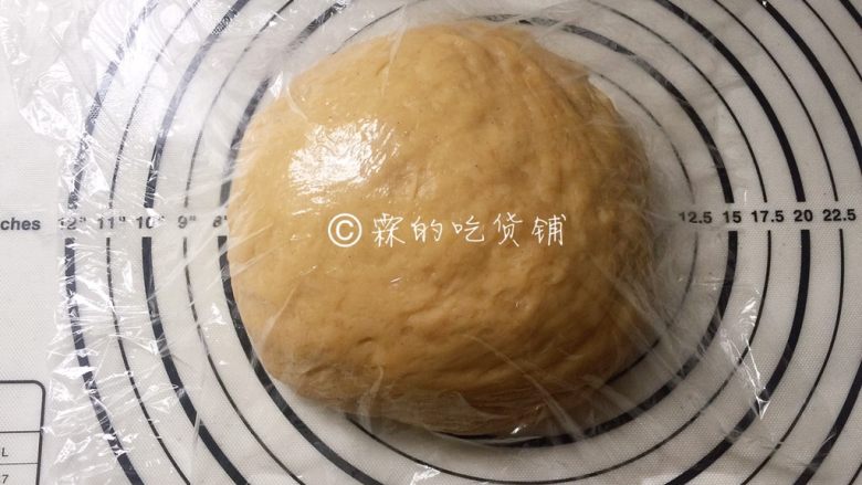 肉桂面包卷,发酵好的面团,揉圆后盖上保鲜膜,进行15分钟中间醒发。
