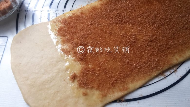 肉桂面包卷,均匀撒在涂抹了黄油的面片上,同样最前面一段不要撒。