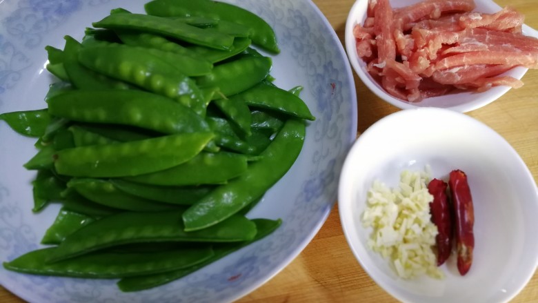肉炒荷兰豆,准备好所有的材料后,