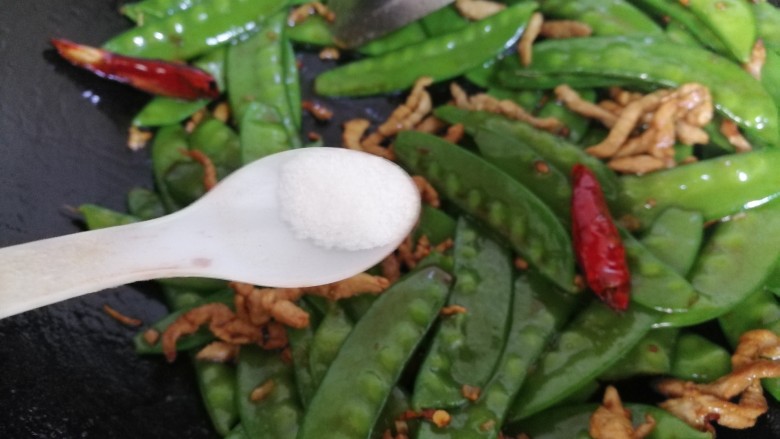 肉炒荷兰豆,然后放入小半勺盐,炒几下即可。