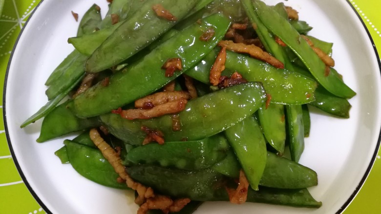 肉炒荷兰豆,出锅装盘,可以闻到荷兰豆的清香,翠绿清爽。荷兰豆炒肉丝优雅的小菜。