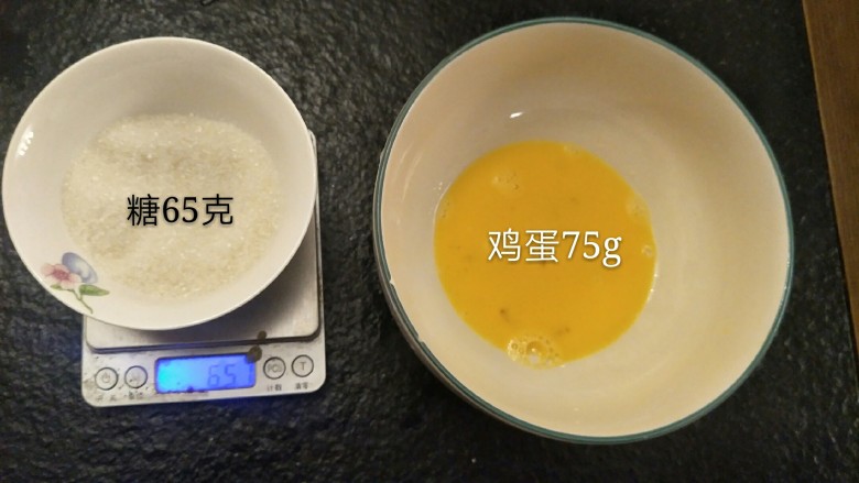 最经典浓郁巧克力奶酪蛋糕,准备65克糖和75克全蛋液。鸡蛋如果大一点的话一个就是啦,小点的话就打两个。