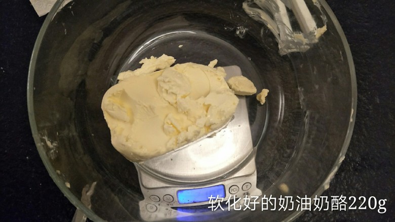 最经典浓郁巧克力奶酪蛋糕,准备已经室温软化好的<a style='color:red;display:inline-block;' href='/shicai/ 48598'>奶油奶酪</a>,如果天比较冷的话,就用吹风机。吹几下拌几下。