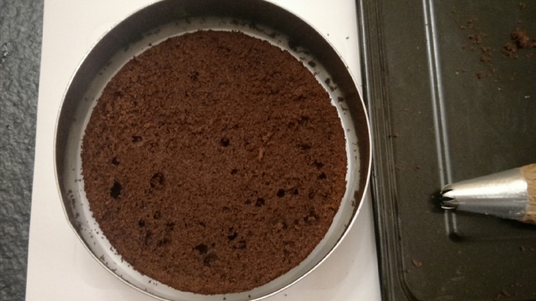 最经典浓郁巧克力奶酪蛋糕,蛋糕要比慕斯圈小一点,周围挤上奶油。