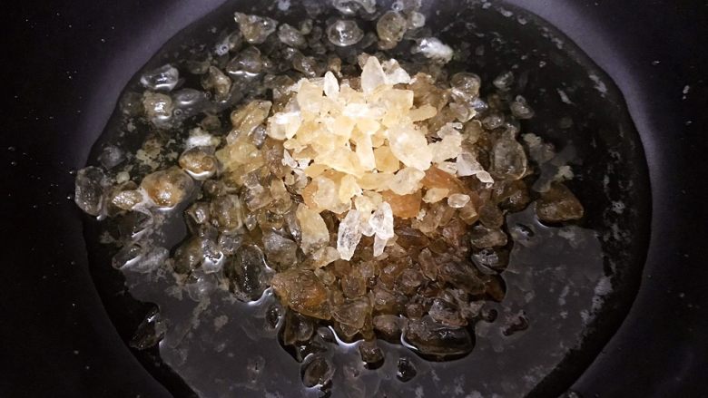 琥珀核桃仁,奶锅里加入碎冰糖,清水