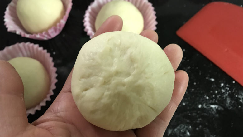 麋鹿豆沙小餐包,然后像包包子那样捏起收口,把收口处捏紧。