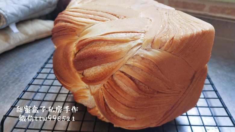 豆沙大理石纹吐司,烤箱上下火150度中下层烘烤40分钟,中间上色盖锡纸