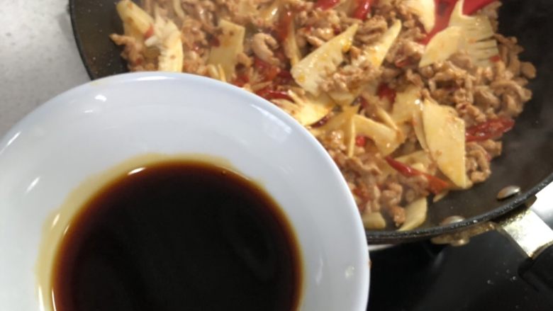 泡椒炒肉丝,加少量<a style='color:red;display:inline-block;' href='/shicai/ 788'>生抽</a>上色