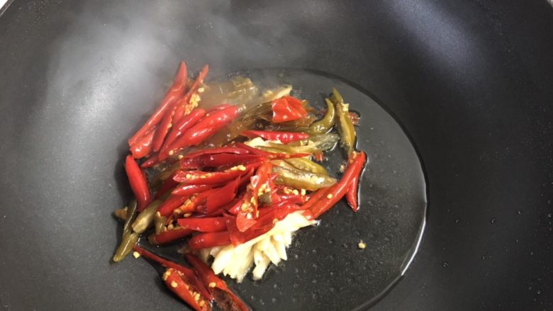 泡椒炒肉丝,锅烧热加适量油,下泡椒、姜、冬笋