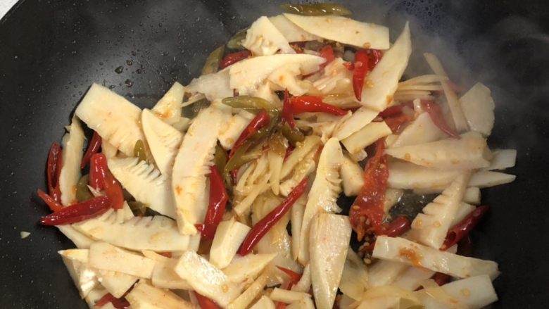 泡椒炒肉丝,爆香,装碗备用