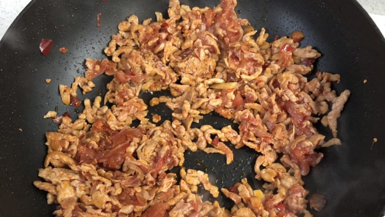 泡椒炒肉丝,炒散、炒变色、炒熟。