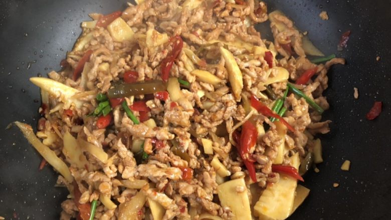 泡椒炒肉丝,炒匀即可出锅!