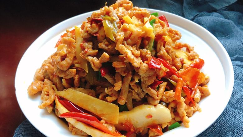 泡椒炒肉丝,简单吧?诱人吧?动手做起来哦😋!